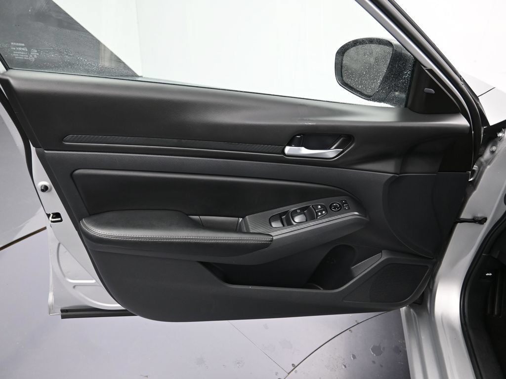 Certified 2025 Nissan Altima 2.5 SV FWD image 10