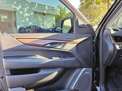 Used 2020 Cadillac Escalade Premium Luxury image 23