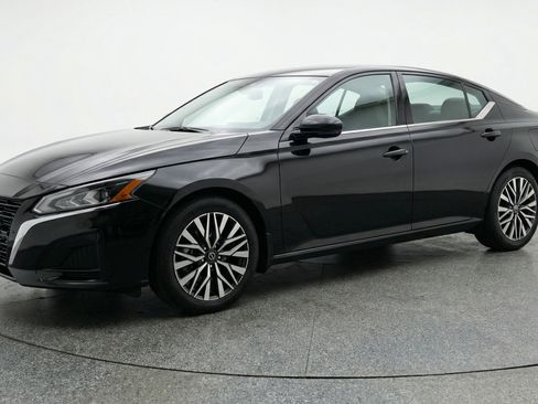 Used 2025 Nissan Altima 2.5 SV image 3