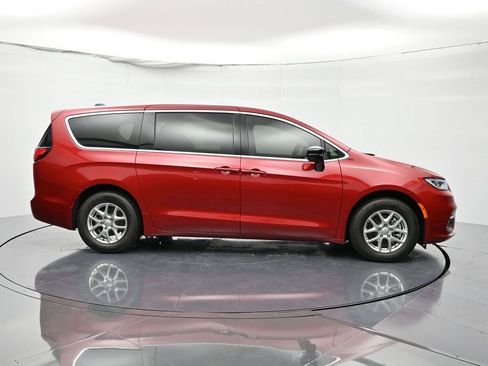 New 2026 Chrysler Pacifica Select image 4