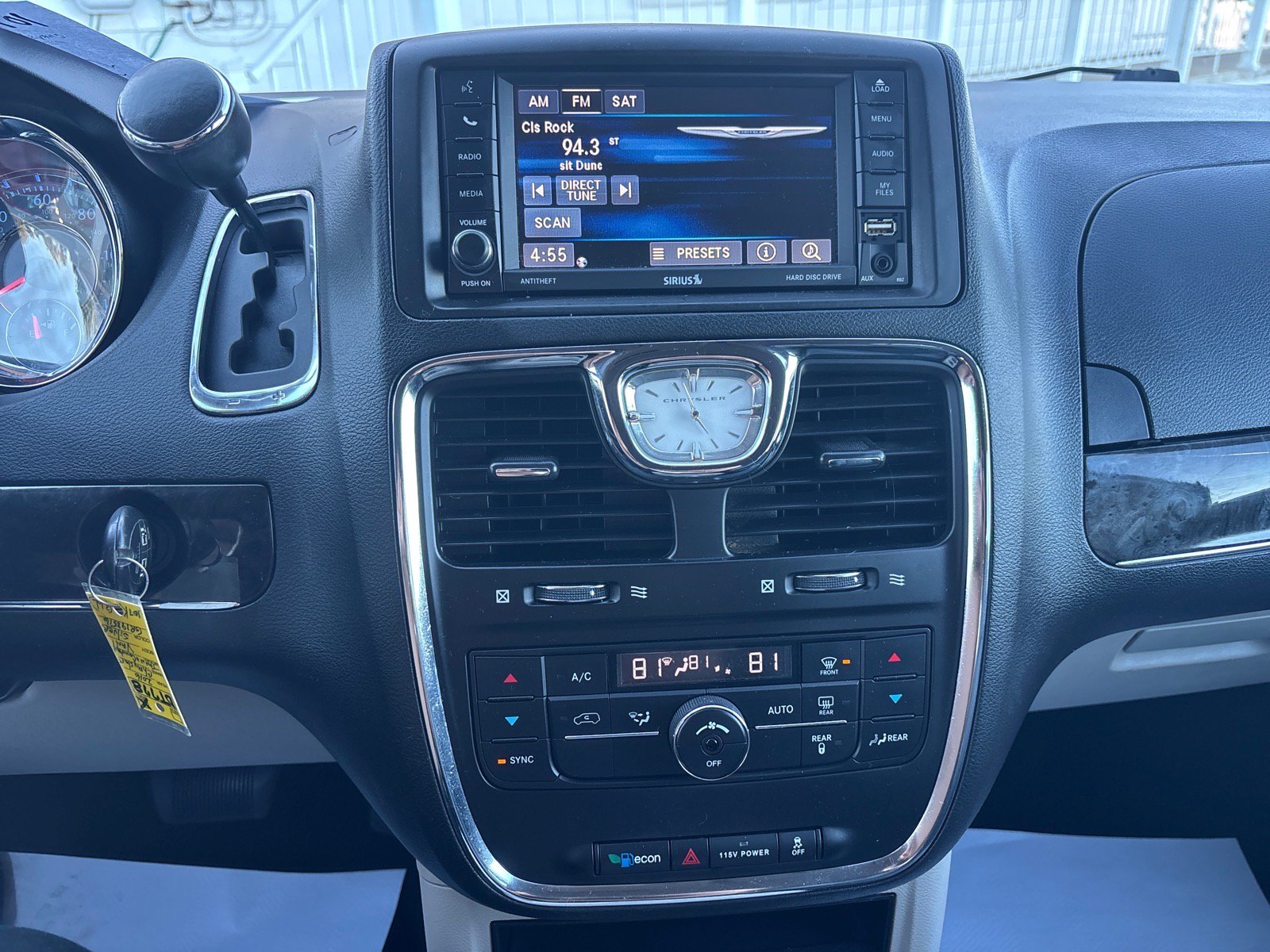 Used 2016 Chrysler Town & Country Touring FWD image 33
