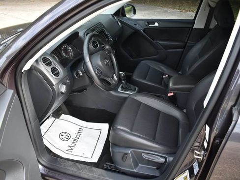 Used 2016 Volkswagen Tiguan S image 9