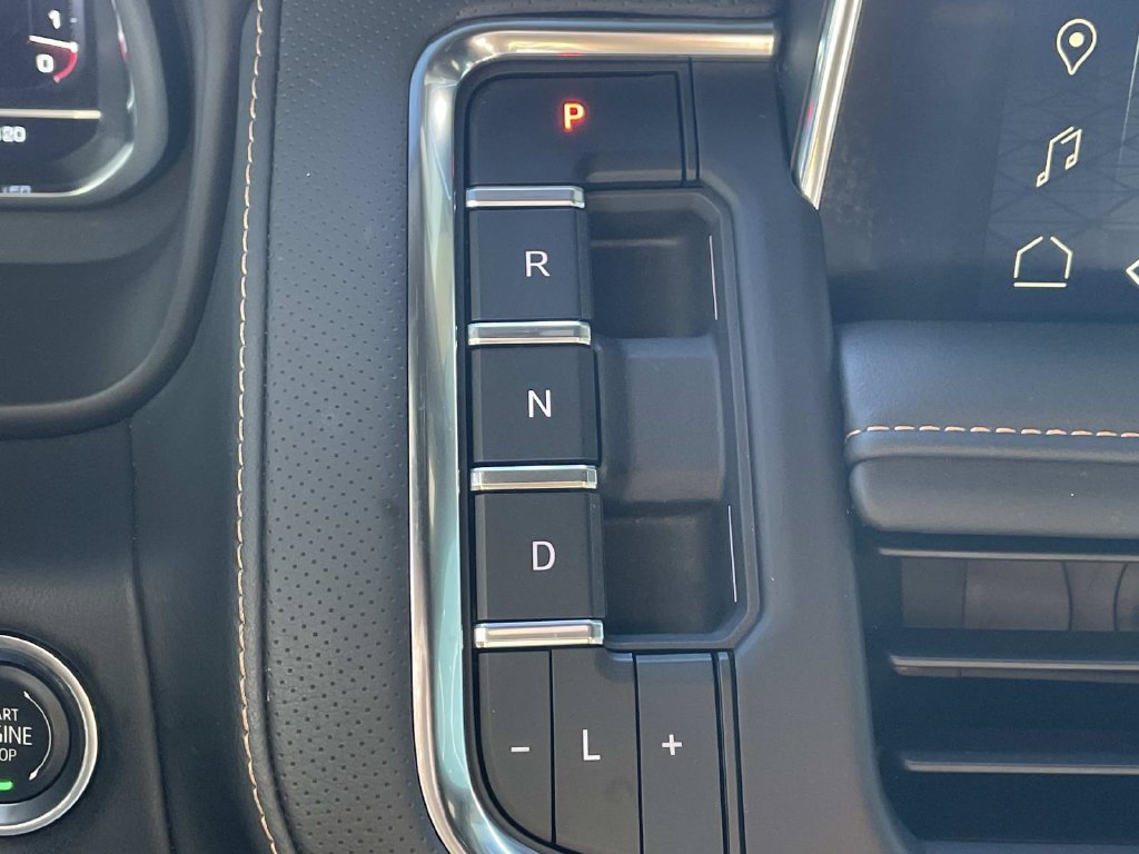 Used 2024 GMC Yukon AT4 w/ Technology Package AWD/4WD image 32