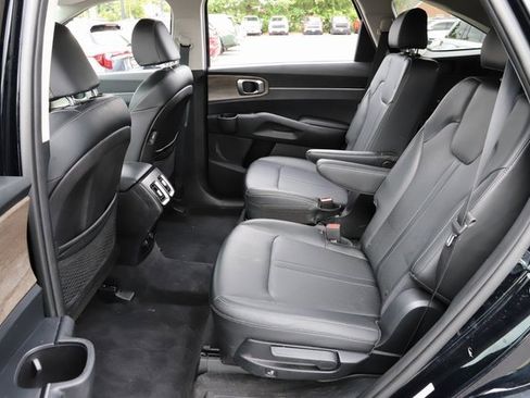 Used 2021 Kia Sorento EX w/ Panoramic Sunroof Package image 17
