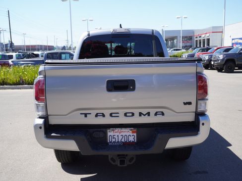 Used 2021 Toyota Tacoma TRD Sport w/ Technology Package AWD/4WD image 11