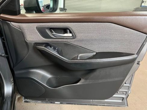 Used 2023 Nissan Rogue SV FWD image 11