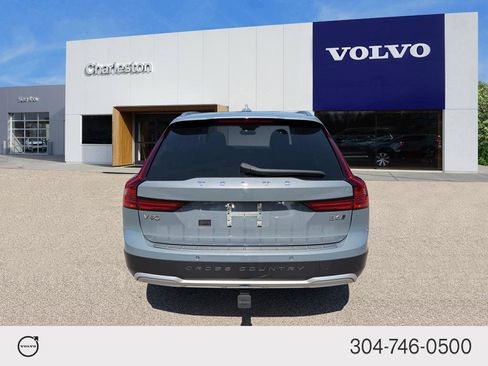 Certified 2022 Volvo V90 B6 Cross Country w/ Lounge Package AWD/4WD image 4