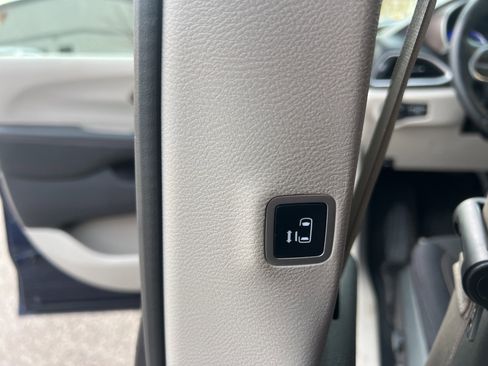 Used 2019 Chrysler Pacifica Touring Plus w/ Cold Weather Group image 18