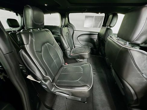 Used 2025 Chrysler Pacifica Limited FWD image 37