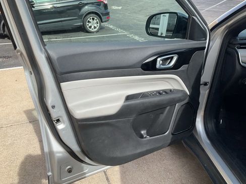 Used 2025 Jeep Compass Limited image 24