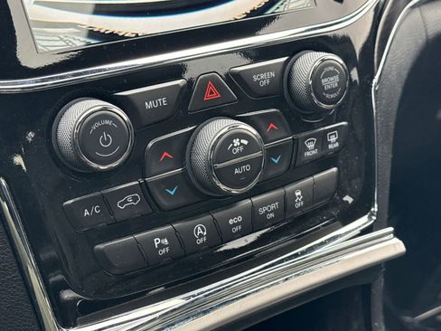 Used 2022 Jeep Grand Cherokee Limited AWD/4WD image 23