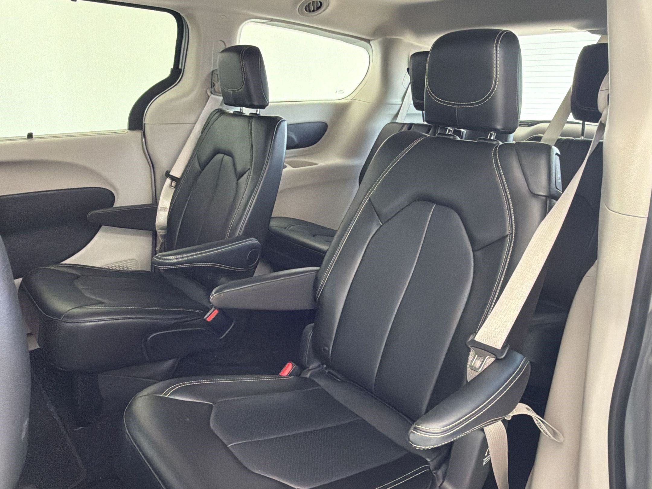 Used 2024 Chrysler Pacifica Touring-L FWD image 22