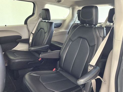 Used 2024 Chrysler Pacifica Touring-L FWD image 22