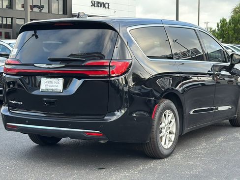 Used 2025 Chrysler Pacifica Select FWD image 4