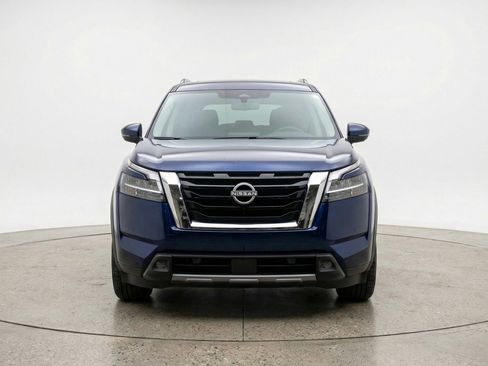 Used 2025 Nissan Pathfinder SV image 2