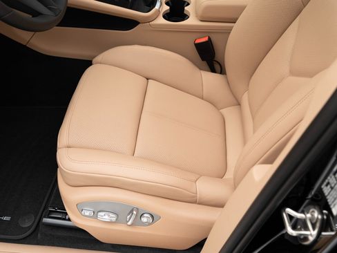 Certified 2025 Porsche Macan image 15