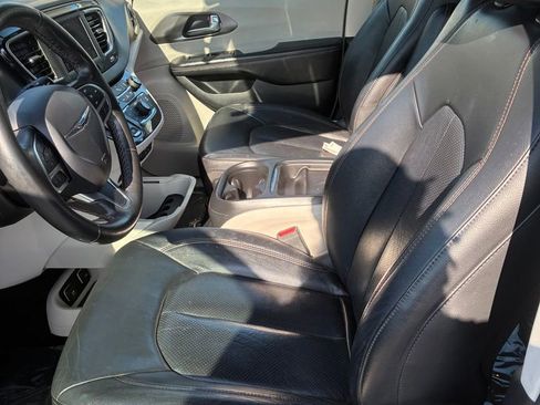 Used 2020 Chrysler Pacifica Touring-L image 28