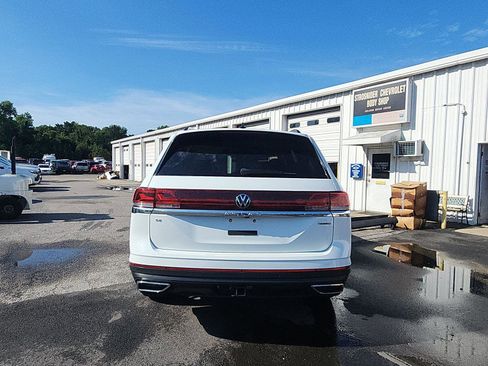 Used 2024 Volkswagen Atlas SE AWD/4WD image 4