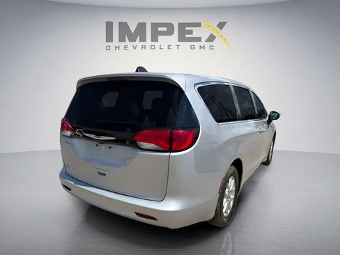 Used 2023 Chrysler Voyager LX FWD image 5