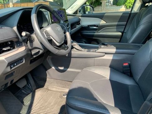 Used 2024 Toyota Grand Highlander AWD image 13
