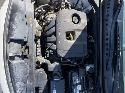 Used 2017 Hyundai Elantra SE w/ Cargo Package image 18