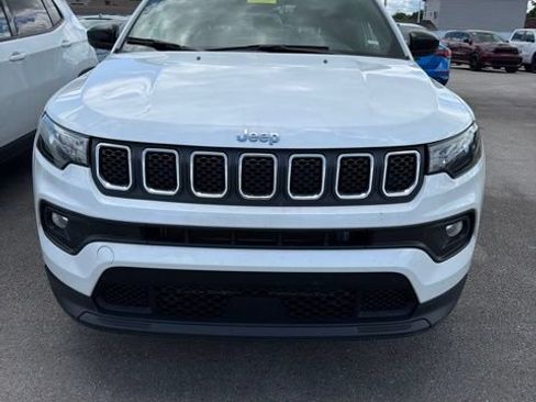 Used 2024 Jeep Compass Latitude AWD/4WD image 2