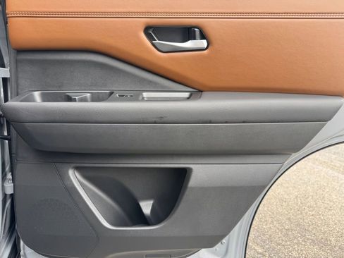 Used 2025 Nissan Pathfinder Platinum image 29