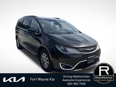Used 2017 Chrysler Pacifica Touring-L FWD image 8