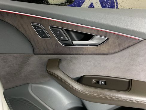 Used 2019 Audi Q8 Prestige w/ Luxury Package image 43