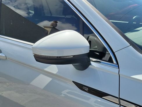 Used 2023 Volkswagen Tiguan SEL R-Line image 8