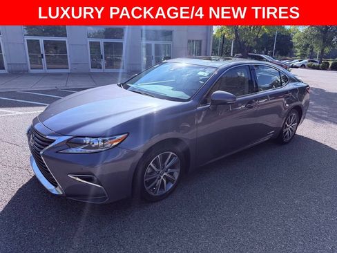 Used 2018 Lexus ES 300h w/ Luxury Package FWD image 3