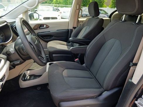 Used 2023 Chrysler Voyager LX image 20