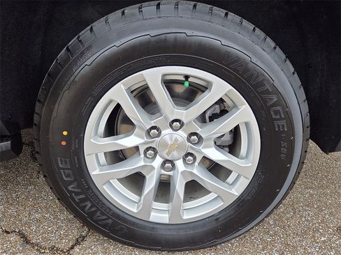 Used 2024 Chevrolet Suburban LT image 26