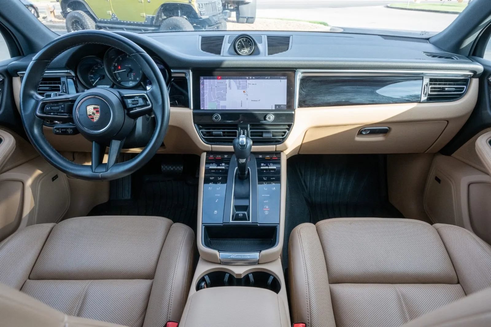 Used 2024 Porsche Macan w/ Premium Plus Package AWD/4WD image 2