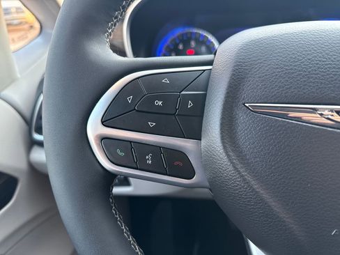 Used 2024 Chrysler Pacifica Limited image 14