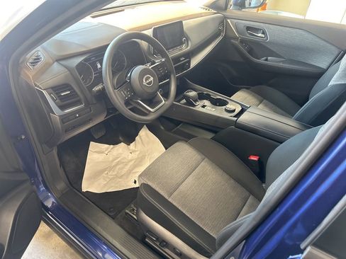 Used 2023 Nissan Rogue SV image 2