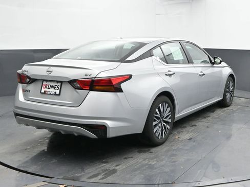 Used 2024 Nissan Altima 2.5 SV FWD image 10