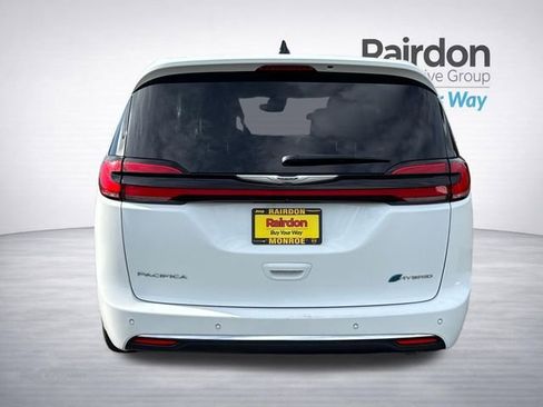 Used 2023 Chrysler Pacifica Touring-L FWD image 6