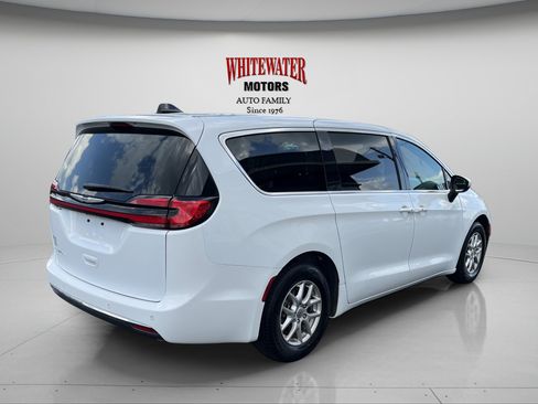 Used 2023 Chrysler Pacifica Touring-L FWD image 5