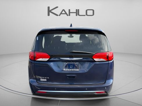 Used 2018 Chrysler Pacifica Touring Plus w/ Tire & Wheel Group FWD image 3