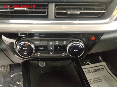 Used 2025 Chevrolet Trax LT w/ LT Convenience Package FWD image 19