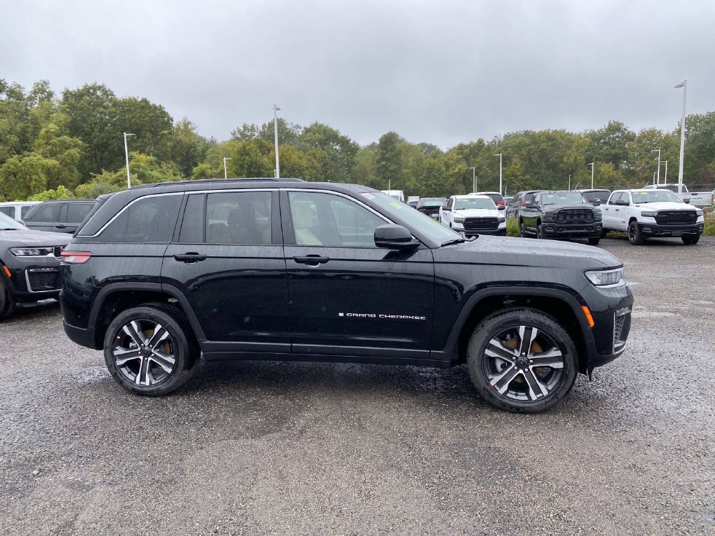 New 2027 Jeep Grand Cherokee Limited AWD/4WD image 2