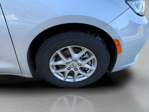 Used 2024 Chrysler Pacifica Touring-L FWD image 29