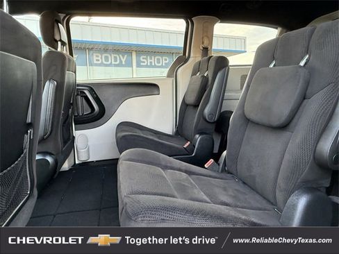 Used 2016 Dodge Grand Caravan SE image 25