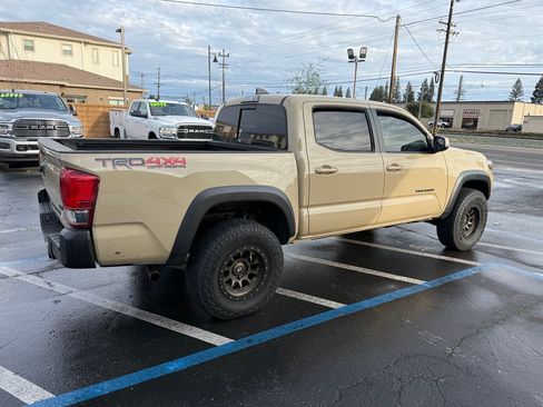 Used 2017 Toyota Tacoma TRD Off-Road w/ Tow Package (A/T) image 8