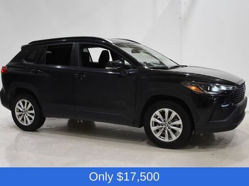 Used 2023 Toyota Corolla Cross LE image 3