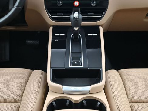 Certified 2026 Porsche Macan AWD/4WD image 10