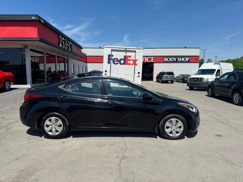 Used 2016 Hyundai Elantra SE image 2