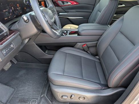 Used 2025 Chevrolet Traverse Z71 image 15