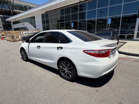 Used 2017 Toyota Camry XSE w/ Moonroof Package FWD image 3